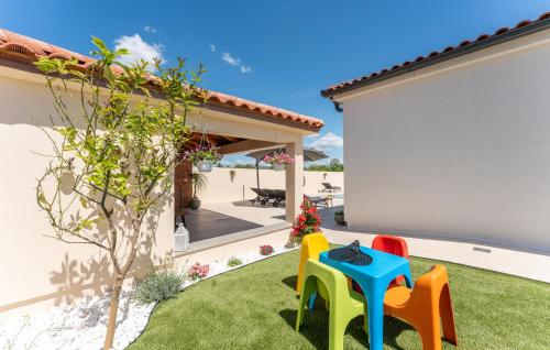 Holiday Home Olivarum with heated pool in Stankovci
