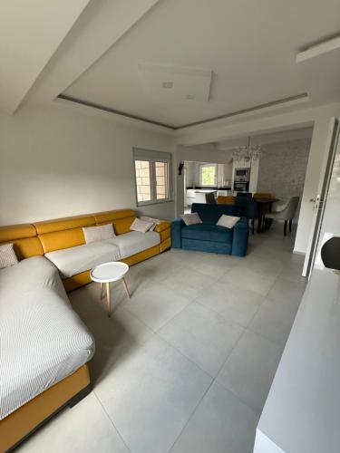 White&Blue Luxury Stay in 弗拉迪欽漢