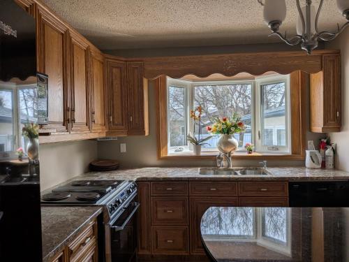 Bright 3-Bedroom Suite with Indoor Jacuzzi in Assiniboia Downs