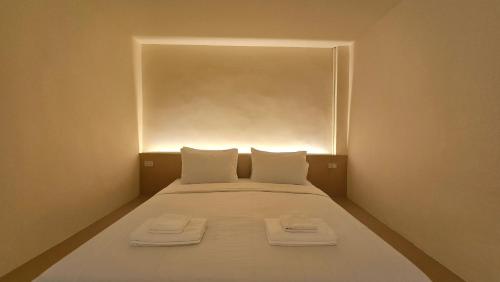Norns Silom Cafe & Stay - main image