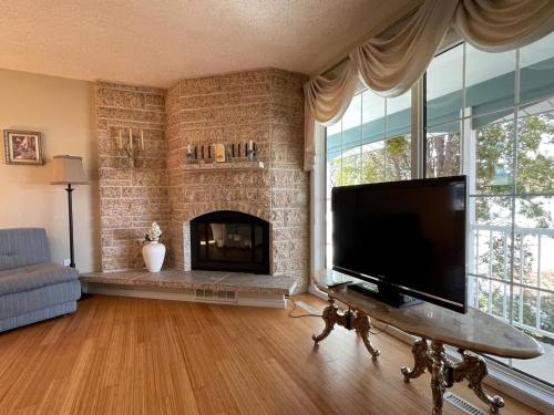 Bright 3-Bedroom Suite with Indoor Jacuzzi in Assiniboia Downs