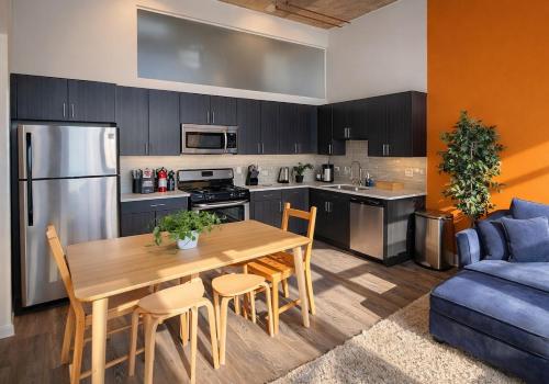 McCormick 2Br and 2Ba family unit for up to 8 guests with Optional Parking & Gym access in Chicago, USA