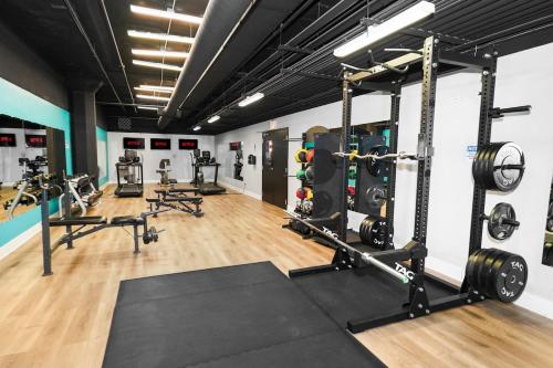 McCormick 2Br and 2Ba family unit for up to 8 guests with Optional Parking & Gym access in Chicago, USA