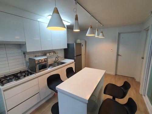 16, near hongik univ, 1st floor, Party room! 4 rooms