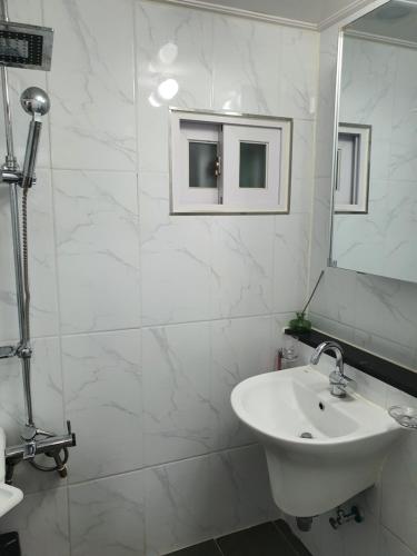 16, near hongik univ, 1st floor, Party room! 4 rooms