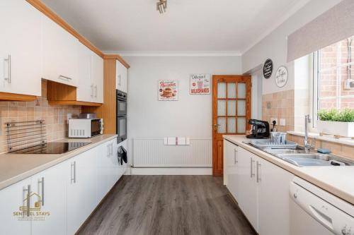 Contractor Stay 4 Bed in Ascot with WiFi and Parking in Ascot