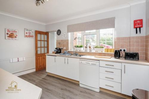Contractor Stay 4 Bed in Ascot with WiFi and Parking in Ascot