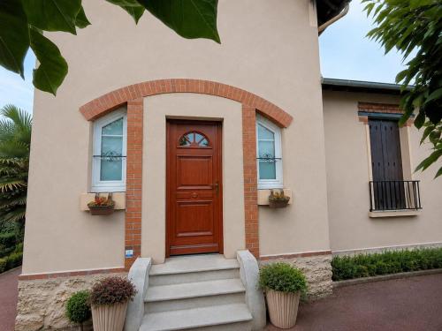Cozy and modern house with garden Paris 20 minutes away in Мезон-Лафітт