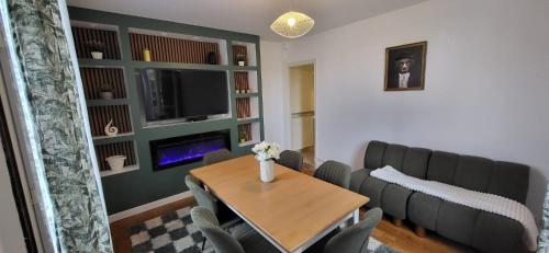 Спільний лаунж/ТБ зона, Cozy and modern house with garden Paris 20 minutes away in Мезон-Лафітт
