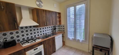 кухня, Cozy and modern house with garden Paris 20 minutes away in Мезон-Лафітт