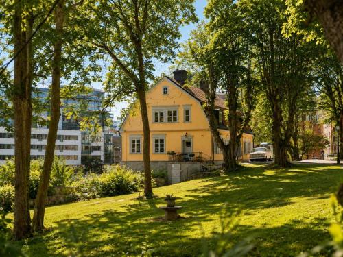 300 Year Old Mansion Villa in Solna Mall of Scandinavia – khách sạn tại Hagalund