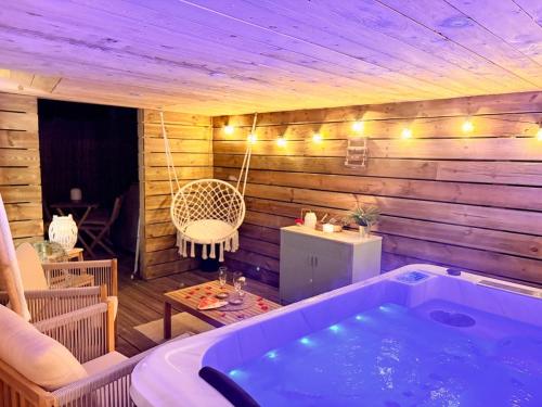 La Chaumière des Marais Escapade romantique & jacuzzi privatif gîte à louer Mayun