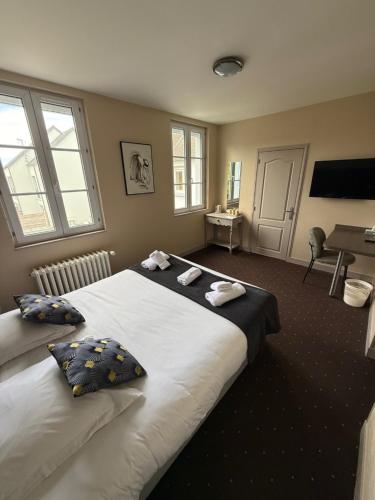 1 queen bed, 1 sofa bed