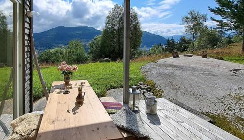 Зовнішній вигляд готелю, Self-Built Cabin With Views Over Leirvik in Хілестад