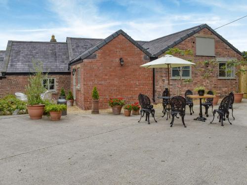 Vista exterior, Black Lion Folly in Mold