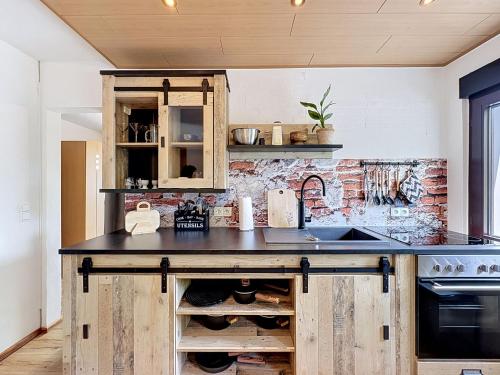 virtuve, Apartment Eifelhome Two nahe Nurburgring by Interhome in Fuchshofen