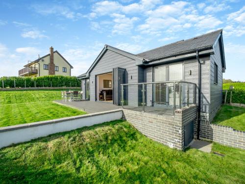 Exterior view, Fair Isle Holiday Cottages - Fisher in Newport East