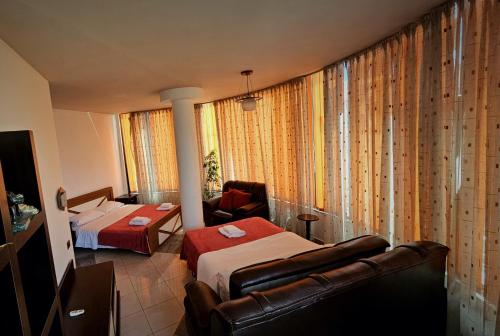 Hotel W Bush Square in Fushë-Krujë