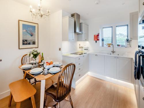 Kitchen, Fair Isle Holiday Cottages - Fastnet in Newport East