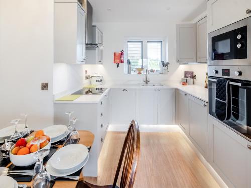 Kitchen, Fair Isle Holiday Cottages - Fastnet in Newport East