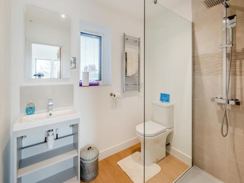 Shower, Fair Isle Holiday Cottages - Fastnet in Newport East