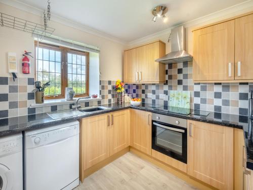 Kitchen, Fair Isle Holiday Cottages - Hill Top Barn in Newport East