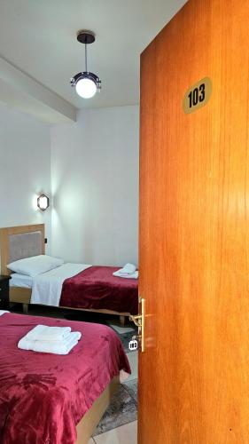 2 twin beds