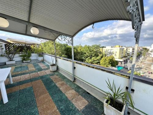 Central attic with large furnished terrace