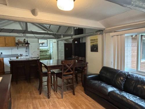 Spa Lake & Miller Zoo - Oppy Shack in Frampton (QC)