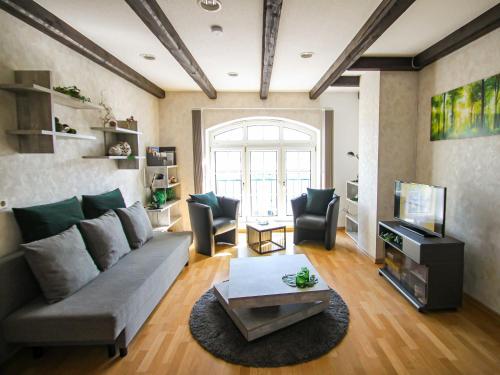 2 bedrooms, 5 beds