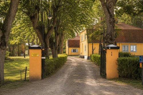 300 Year Old Villa in Solna Mall of Scandinavia – khách sạn tại Hagalund