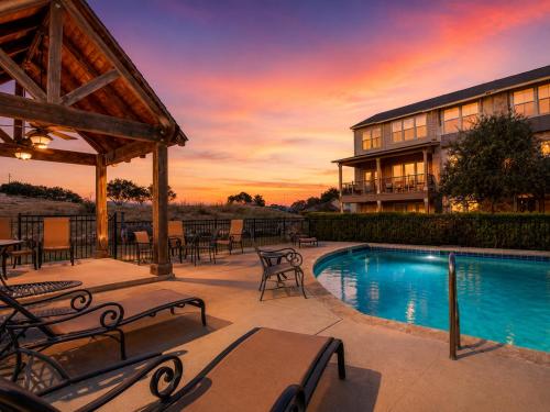 Golf-course getaway with fairway views, pool, WiFi, & central AC in McQueeney (TX)