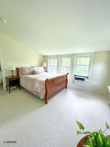 Beautiful Country Home with Hot Tub & Pool Table - main image
