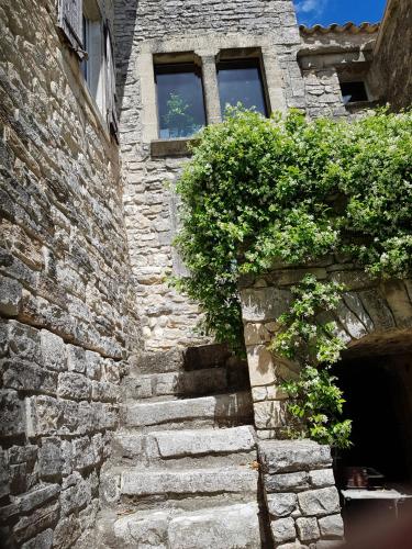 Petite maison de village, lumineuse et silencieuse in Saint-Christol-de-Rodières