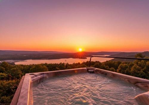 Fish Tales Cabin with a private hot tub in South Pittsburg (TN)