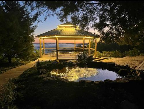 Moose Tracks with beautiful views and a hot tub in South Pittsburg (TN)