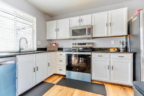 مطبخ, Sagewood Suite Centennial 3BR with suburban comfort in Tallyn's Reach