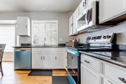 مطبخ, Sagewood Suite Centennial 3BR with suburban comfort in Tallyn's Reach
