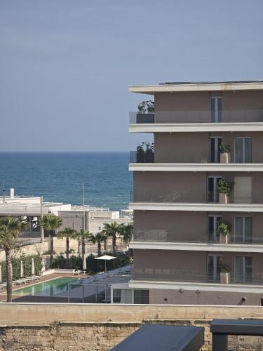 Levante Land & Sea