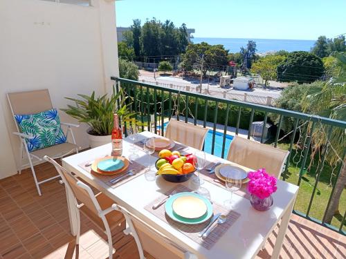 Lovely 3 bedroom duplex with pool & great sea view