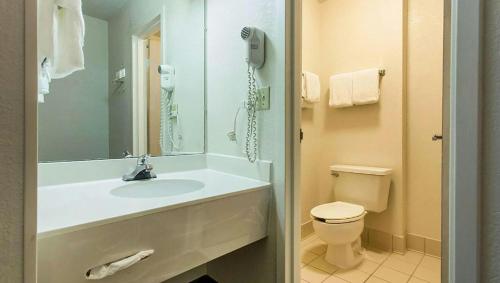 Econo Lodge Charlotte Airport - image 24