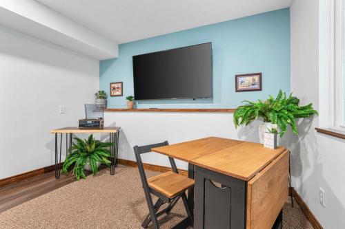 The Holland Hideaway- Family Home - Walk to Beach - image 6