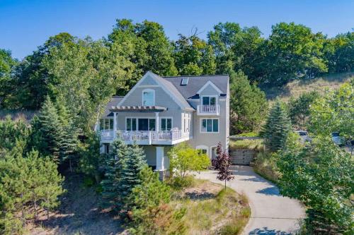 Viewhouse -Private Beach Access - Walkable - EV in Ferrysburg