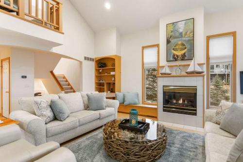 Viewhouse -Private Beach Access - Walkable - EV in Ferrysburg