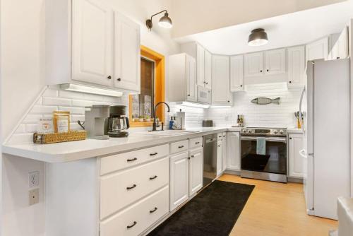 Viewhouse -Private Beach Access - Walkable - EV in Ferrysburg