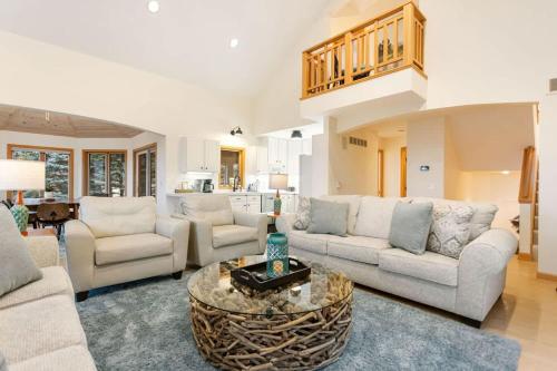Viewhouse -Private Beach Access - Walkable - EV in Ferrysburg