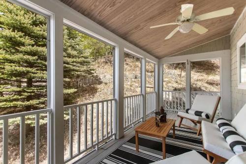 Viewhouse -Private Beach Access - Walkable - EV in Ferrysburg