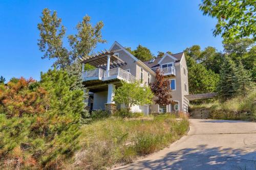 Viewhouse -Private Beach Access - Walkable - EV in Ferrysburg
