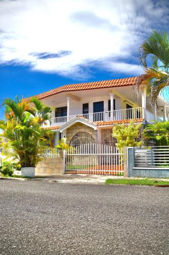 Authentic Local Stay 3 min to Beach 2B AC in Aguada