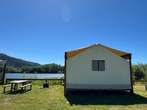 Létesítmények, Sapphire Glamping tent - tent site #8 in Klamath (CA)